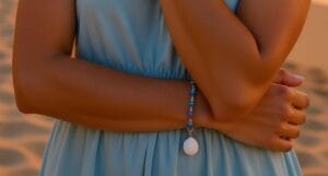 bracelet bord de mer en acier inoxydable et perles naturels, réhaussé d'un véritable coquillage de Méditerranée, fabrication artisanal