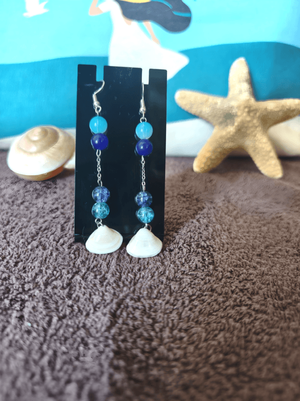 Boucles d'oreilles pendante perles bleu et coquillage