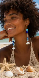 Boucles d’oreilles pendantes de 8,5 cm en acier inoxydable, ornées de perles en pierre naturelle bleue et de véritables coquillages de Méditerranée. Une création légère et élégante aux inspirations marines, parfaite pour apporter une touche bohème et lumineuse à votre tenue.