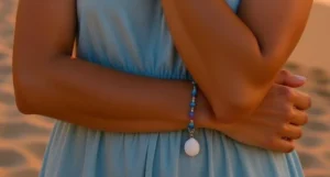 Bracelet esprit mer composé de perles en verre et de pierres naturelles, accompagné d’une breloque marine et d’un véritable coquillage. Une création fraîche et lumineuse inspirée des trésors de l’océan, disponible en bleu ou en vert. Taille de 16 cm avec extension de 5 cm.