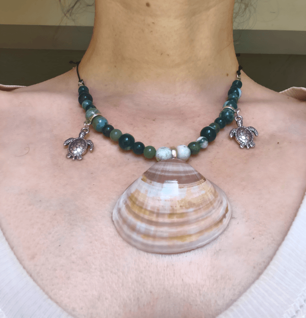 collier agate verte porté Collier en Agathe verte et Tortues marines