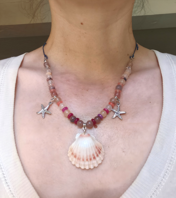 collier quartz lavande porté Collier quartz lavande et étoile de mer